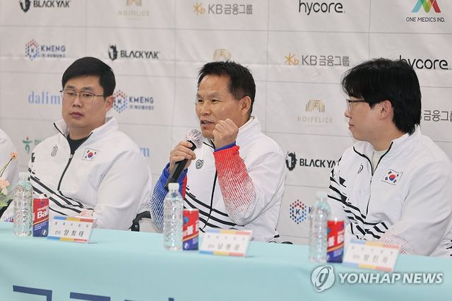 제25회 밀라노 코르티나담페초 패럴림픽에 출전하는 휠체어컬링 국가대표 양희태가 2일 서울 송파구 올림픽파크텔에서 열린 출정식에서 파이팅을 외치고 있다. 오른쪽이 남봉광. 연합뉴스