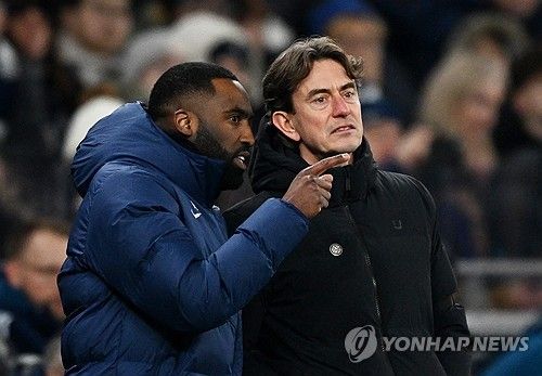 잉글리시 프리미어리그(EPL) 토트넘 홋스퍼가 또 한 번 깊은 한숨을 내쉬게 됐다. 11년 넘게 팀을 지켜온, 손흥민의 토트넘 시절 최고 절친인 베테랑 수비수 벤 데이비스가 결국 발목 수술을 받게 되면서 장기 이탈이 불가피해졌다. 토트넘은 지난 19일 구단 공식 홈페이지를 통해 '데이비스가 왼쪽 발목 골절 진단을 받았으며 오늘 수술을 받을 예정'이라고 발표했다. 이어 '수술 이후에는 구단 의료진의 관리 아래 본격적인 재활 프로그램에 돌입할 것'이라며 선수의 회복 과정에 초점을 맞췄다. 연합뉴스