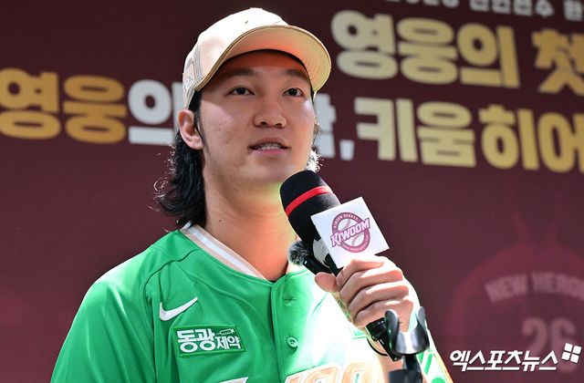 키움 히어로즈가 2026시즌 선수단 연봉 계약을 완료했다. 투수 안우진이 4억 8000만원에 도장을 찍으며 협상 대상자 중 최고 연봉자가 됐다. 지난해 토종 선발로 마운드를 지킨 하영민은 2억 1000만원에, 프로 데뷔 첫 두 자릿수 홈런과 도루를 달성한 임지열은 1억 1000만원에 사인했다. 엑스포츠뉴스 DB
