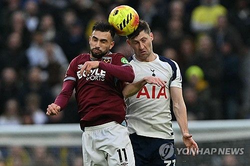 잉글리시 프리미어리그(EPL) 토트넘 홋스퍼가 또 한 번 깊은 한숨을 내쉬게 됐다. 11년 넘게 팀을 지켜온, 손흥민의 토트넘 시절 최고 절친인 베테랑 수비수 벤 데이비스가 결국 발목 수술을 받게 되면서 장기 이탈이 불가피해졌다. 토트넘은 지난 19일 구단 공식 홈페이지를 통해 '데이비스가 왼쪽 발목 골절 진단을 받았으며 오늘 수술을 받을 예정'이라고 발표했다. 이어 '수술 이후에는 구단 의료진의 관리 아래 본격적인 재활 프로그램에 돌입할 것'이라며 선수의 회복 과정에 초점을 맞췄다. 연합뉴스