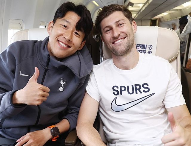 잉글리시 프리미어리그(EPL) 토트넘 홋스퍼가 또 한 번 깊은 한숨을 내쉬게 됐다. 11년 넘게 팀을 지켜온, 손흥민의 토트넘 시절 최고 절친인 베테랑 수비수 벤 데이비스가 결국 발목 수술을 받게 되면서 장기 이탈이 불가피해졌다. 토트넘은 지난 19일 구단 공식 홈페이지를 통해 '데이비스가 왼쪽 발목 골절 진단을 받았으며 오늘 수술을 받을 예정'이라고 발표했다. 이어 '수술 이후에는 구단 의료진의 관리 아래 본격적인 재활 프로그램에 돌입할 것'이라며 선수의 회복 과정에 초점을 맞췄다. 토트넘 홋스퍼