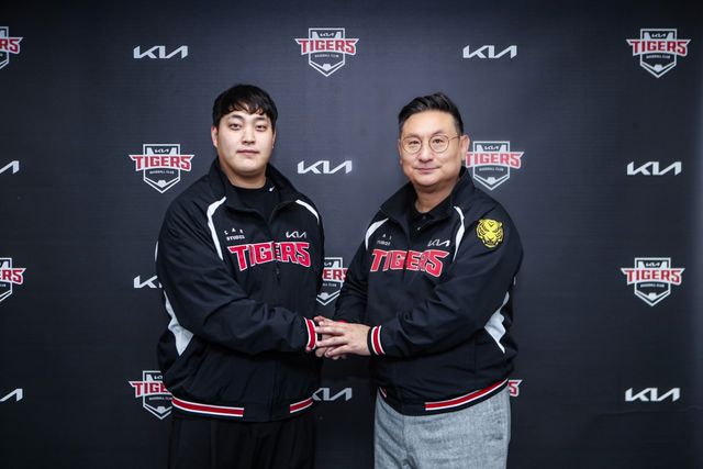 KIA 타이거즈 투수 조상우가 원소속팀 KIA와 계약 기간 2년, 총액 15억원(계약금 5억원, 연봉 8억원, 인센티브 2억원)에 FA 계약을 맺었다. 조상우는 2025시즌 72경기 60이닝 6승 6패 28홀드 1세이브 평균자책점 3.90을 기록했다. 개인 한 시즌 최다 홀드(종전 2015년 19홀드)를 달성하는 등 팀의 필승조로 활약했다. KIA 타이거즈