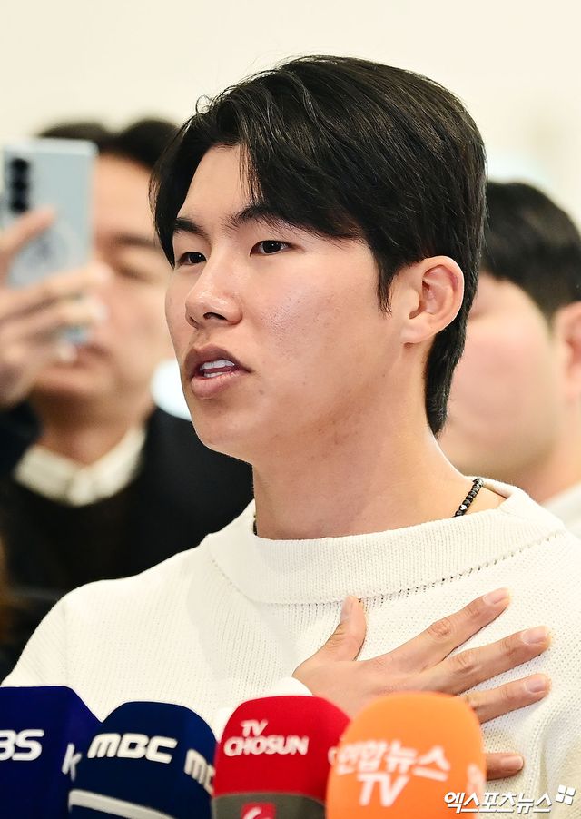 미국 프로야구 메이저리그(MLB) LA 다저스 김혜성이 21일 오후 인천국제공항을 통해 미국으로 출국했다. 김혜성이 출국장에서 취재진과 인터뷰를 하고 있다. 인천공항, 박지영 기자