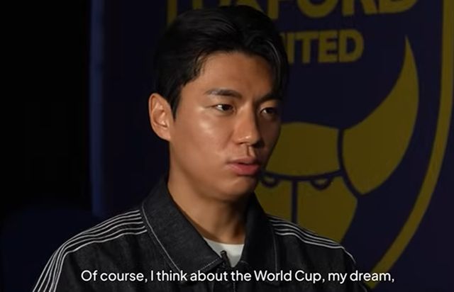 잉글랜드 챔피언십(2부) 구단 옥스퍼드 유나이티드는 20일(한국시간) 구단 공식 홈페이지를 통해 전진우 영입 소식을 발표했다. 대한민국 공격수 전진우는 2025시즌 K리그1 전북 현대에서 리그 36경기에 나와 16골 2도움을 올리며 K리그 사상 최초 통산 10회 우승과 코리아컵 우승을 이끌었다. 전진우는 오는 6월에 개최되는 2026 국제축구연맹(FIFA) 북중미 월드컵(캐나다·미국·멕시코 공동개최) 참가를 위해 유럽에 진출하기로 결정했다고 고백했다. 옥스포드