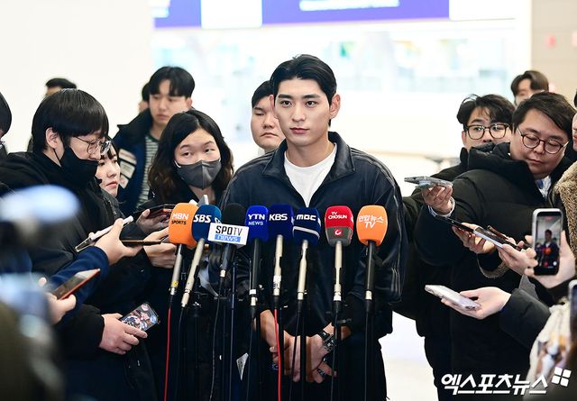 미국 프로야구 메이저리그(MLB) 샌프란시스코 자이언츠 이정후가 21일 오후 인천국제공항을 통해 미국으로 출국했다. 이정후가 출국장에서 취재진과 인터뷰를 하고 있다. 인천공항, 박지영 기자