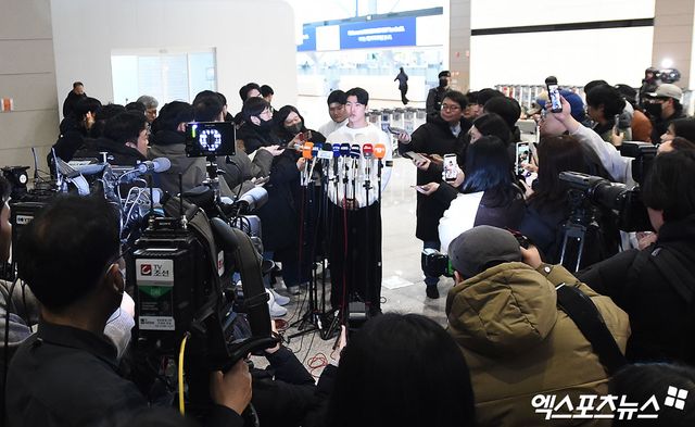 미국 프로야구 메이저리그(MLB) LA 다저스 김혜성이 21일 오후 인천국제공항을 통해 미국으로 출국했다. 김혜성이 출국장에서 취재진과 인터뷰를 하고 있다. 인천공항, 박지영 기자