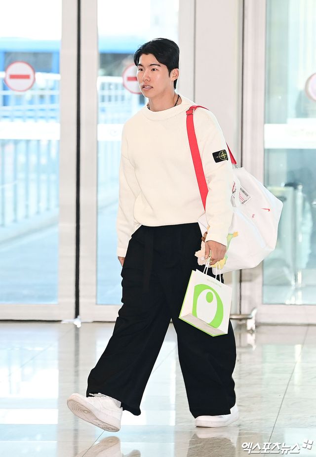 미국 프로야구 메이저리그(MLB) LA 다저스 김혜성이 21일 오후 인천국제공항을 통해 미국으로 출국했다. 김혜성이 출국장으로 향하고 있다. 인천공항, 박지영 기자