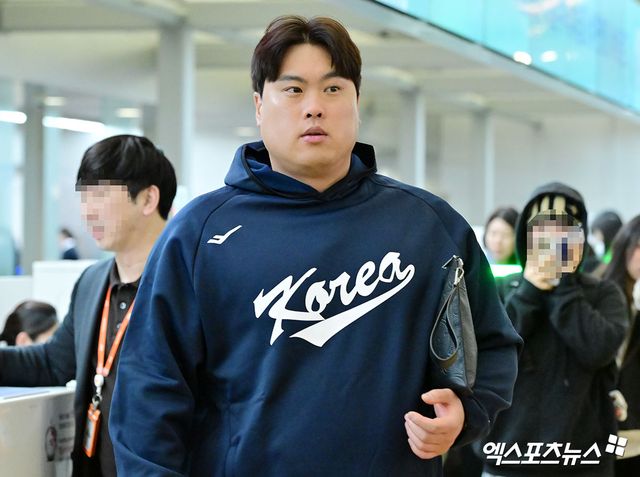 한국 야구 대표팀이 2026 WBC(월드베이스볼클래식) 대비 1차 캠프를 위해 9일 오전 인천국제공항을 통해 사이판으로 출국했다. 출국장으로 향하는 류현진. 엑스포츠뉴스 DB