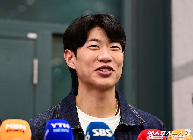 미국프로야구 메이저리그(MLB) 샌디에이고 파드리스와 4년 계약을 맺은 송성문이 23일 오전 인천국제공항을 통해 귀국했다. 송성문이 입국장에서 취재진과 인터뷰를 나누고 있다. 앞서 AP통신은 22일 송성문이 샌디에이고와 4년 총액 1500만 달러(약 222억원)에 계약을 맺었다고 보도했다. 계약금은 100만 달러, 연봉은 총 900만 달러(2026년 250만 달러, 2027년 300만 달러, 2028년 350만 달러 등 총 900만 달러)다. 엑스포츠뉴스 DB