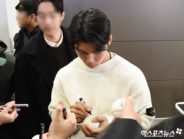 미국 프로야구 메이저리그(MLB) LA 다저스 김혜성이 21일 오후 인천국제공항을 통해 미국으로 출국했다. 김혜성이 출국장에서 팬들에게 사인을 해주고 있다. 인천공항, 박지영 기자