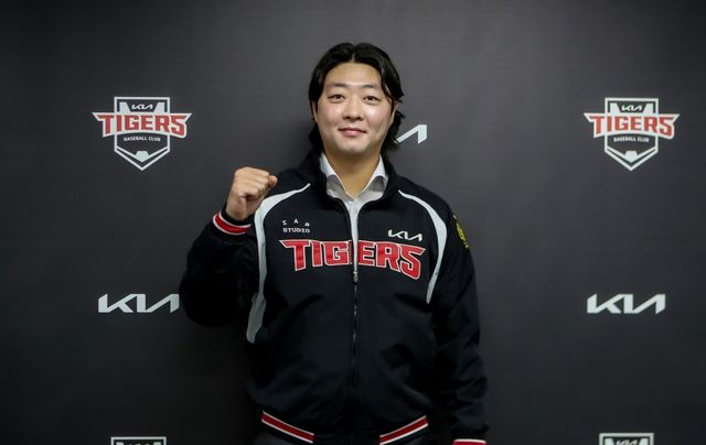 KIA 타이거즈가 21일 보도자료를 통해 FA(자유계약) 투수 김범수와 계약 기간 3년에 계약금 5억원, 연봉 12억원, 인센티브 3억원 등 총액 20억원에 계약을 맺었다고 밝혔다. 2015년 1차지명으로 한화 이글스에 입단한 김범수는 KIA와 손을 잡으면서 데뷔 이후 처음으로 팀을 옮기게 됐다. KIA 타이거즈