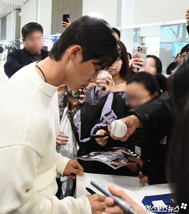 미국 프로야구 메이저리그(MLB) LA 다저스 김혜성이 21일 오후 인천국제공항을 통해 미국으로 출국했다. 김혜성이 출국장에서 팬들에게 사인을 해주고 있다. 인천공항, 박지영 기자