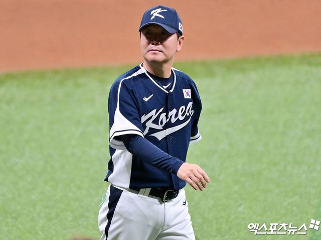 9일 오후 서울 구로구 고척스카이돔에서 열린 '2025 NAVER K-BASEBALL SERIES' 대한민국과 체코의 평가전 경기, 대한민국이 타선의 고른 활약에 힘입어 11:1의 스코어로 승리했다. 경기 종료 후 대한민국 류지현 감독이 그라운드를 빠져나가고 있다. 엑스포츠뉴스 DB