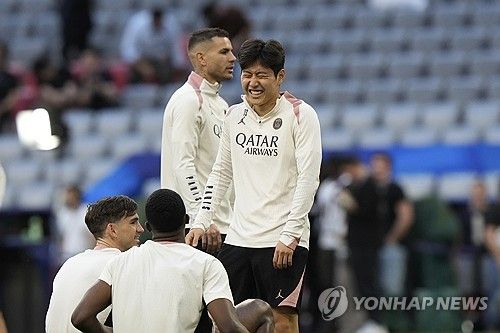 스페인 라리가 명문 아틀레티코 마드리드는 대한민국 축구 스타 이강인(PSG)을 최우선 영입 대상으로 삼고 있고, 이강인의 이적료는 최대 5000만 유로(약 1033억원)에 이를 것으로 예상되고 있다. 아틀레티코는 이강인을 영입해 전력을 강화하고 한국 시장 확대를 목표로 하고 있지만 PSG를 이끄는 루이스 엔리케 감독은 이강인의 이적을 반대하고 있다. 아울러 이강인도 지난해 여름과 달리 현재 PSG를 떠날 의향이 없는 것으로 알려졌다. 연합뉴스