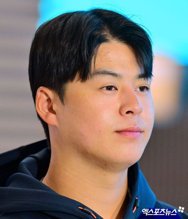 2026시즌 스프링캠프 훈련에 나서는 한화 이글스 선수단이 23일 오전 인천국제공항을 통해 호주 멜버른으로 출국했다. 출국 전 한화 노시환이 취재진의 질문에 답하고 있다. 인천공항, 김한준 기자