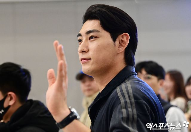 미국 프로야구 메이저리그(MLB) 샌프란시스코 자이언츠 이정후가 21일 오후 인천국제공항을 통해 미국으로 출국했다. 이정후가 취재진을 향해 인사하고 있다. 인천공항, 박지영 기자