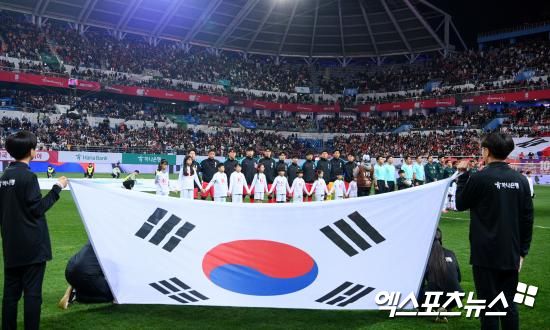 홍명보 감독이 이끄는 대한민국 축구 국가대표팀이 2026 국제축구연맹(FIFA) 북중미 월드컵(캐나다·미국·멕시코 공동개최) 기간 동안 머물 베이스캠프가 확정됐다. 대한축구협회는 22일 A대표팀의 2026 북중미 월드컵 베이스캠프 확정 안내를 통해 홍명보호 베이스캠프 장소가 멕시코 과달라하라로 확정됐다고 발표했다. 홍명보호가 월드컵 기간 동안 쓸 훈련장은 멕시코 과달라하라를 연고로 삼고 있는 데포르티보 과달라하라의 '치바스 베르데 바예' 훈련장이다. 이 훈련장은 해발 1566m에 달하는 고산지대에 위치한 것으로 알려졌다. 엑스포츠뉴스DB