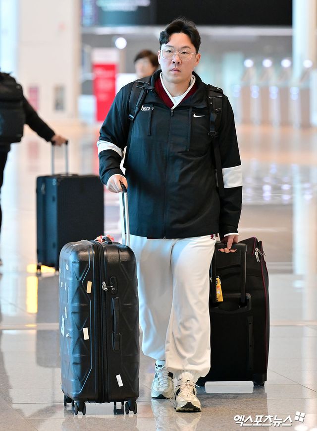 키움 히어로즈 내야수 안치홍이 22일 인천국제공항 제2터미널을 통해 소속팀 스프링캠프가 진행되는 대만으로 출국했다. 사진 김한준 기자