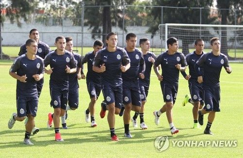 대한축구협회가 22일 'A대표팀의 2026 북중미 월드컵 베이스캠프 확정 안내'를 하면서 멕시코 과달라하라로 확정됐다고 발표했다.&nbsp; 홍명보호는 해발 1566m에 달하는 고산지대에 있는 과달라하라 연고 클럽 데포르티보 과달라하라의 훈련장인 '치바스 베르데 바예' 훈련장을 월드컵 기간 사용하게 된다.&nbsp; 홍명보호는 오는 6월 12일 과달라하라에 있는 아크론 스타디움에서 유럽축구연맹(UEFA) 플레이오프 패스 D(북마케도니아/덴마크/아일랜드/체코) 승자와 1차전을 갖고 19일 같은 곳에서 개최국 멕시코와 2차전을 갖는다.&nbsp;연합뉴스