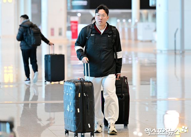 키움 히어로즈 내야수 안치홍이 22일 인천국제공항 제2터미널을 통해 소속팀 스프링캠프가 진행되는 대만으로 출국했다. 사진 김한준 기자