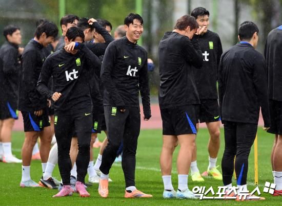 대한축구협회가 22일 'A대표팀의 2026 북중미 월드컵 베이스캠프 확정 안내'를 하면서 멕시코 과달라하라로 확정됐다고 발표했다.&nbsp; 홍명보호는 해발 1566m에 달하는 고산지대에 있는 과달라하라 연고 클럽 데포르티보 과달라하라의 훈련장인 '치바스 베르데 바예' 훈련장을 월드컵 기간 사용하게 된다.&nbsp; 홍명보호는 오는 6월 12일 과달라하라에 있는 아크론 스타디움에서 유럽축구연맹(UEFA) 플레이오프 패스 D(북마케도니아/덴마크/아일랜드/체코) 승자와 1차전을 갖고 19일 같은 곳에서 개최국 멕시코와 2차전을 갖는다.&nbsp;엑스포츠뉴스DB