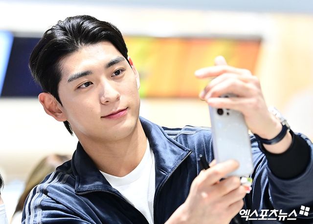 미국 프로야구 메이저리그(MLB) 샌프란시스코 자이언츠 이정후가 21일 오후 인천국제공항을 통해 미국으로 출국했다. 이정후가 출국장에서 팬과 사진 촬영을 하고 있다. 인천공항, 박지영 기자