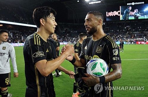 미국 메이저리그사커(MLS)에서 가장 위력적인 공격 조합 중 하나로 평가받는 이른바 '흥부 듀오'가 최소한 당분간은 유지될 전망이다. 인터 마이애미의 적극적인 영입 시도에도 불구하고 LAFC가 핵심 공격수 드니 부앙가를 지켜내는 데 성공했다. 축구 전문 매체 '골닷컴'은 22일 '인터 마이애미가 LAFC 소속 공격수 부앙가 영입을 위해 약 1300만 달러(한화 약 190억원) 규모의 제안을 제출했지만, LAFC가 이를 거절했다'고 보도했다. 이들은 'LAFC는 협상에 본격적으로 나서기보다 제안을 단호하게 거절하며 매각 의사가 없음을 분명히 했다'고 전했다. 부앙가와 LAFC가 제안 거절할 가능성이 높음에도 마이애미가 거액 제안으로 라이벌팀 흔들기 시도한 것 아니냐는 해석이 나왔다. 연합뉴스