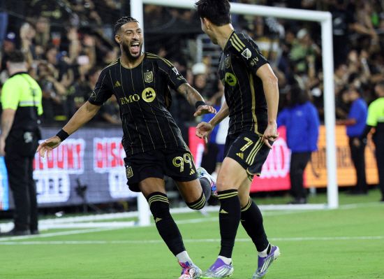 미국 메이저리그사커(MLS)에서 가장 위력적인 공격 조합 중 하나로 평가받는 이른바 '흥부 듀오'가 최소한 당분간은 유지될 전망이다. 인터 마이애미의 적극적인 영입 시도에도 불구하고 LAFC가 핵심 공격수 드니 부앙가를 지켜내는 데 성공했다. 축구 전문 매체 '골닷컴'은 22일 '인터 마이애미가 LAFC 소속 공격수 부앙가 영입을 위해 약 1300만 달러(한화 약 190억원) 규모의 제안을 제출했지만, LAFC가 이를 거절했다'고 보도했다. 이들은 'LAFC는 협상에 본격적으로 나서기보다 제안을 단호하게 거절하며 매각 의사가 없음을 분명히 했다'고 전했다. 부앙가와 LAFC가 제안 거절할 가능성이 높음에도 마이애미가 거액 제안으로 라이벌팀 흔들기 시도한 것 아니냐는 해석이 나왔다. 연합뉴스