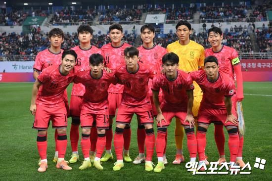 홍명보 감독이 이끄는 대한민국 축구 국가대표팀이 2026 국제축구연맹(FIFA) 북중미 월드컵(캐나다·미국·멕시코 공동개최) 기간 동안 머물 베이스캠프가 확정됐다. 대한축구협회는 22일 A대표팀의 2026 북중미 월드컵 베이스캠프 확정 안내를 통해 홍명보호 베이스캠프 장소가 멕시코 과달라하라로 확정됐다고 발표했다. 홍명보호가 월드컵 기간 동안 쓸 훈련장은 멕시코 과달라하라를 연고로 삼고 있는 데포르티보 과달라하라의 '치바스 베르데 바예' 훈련장이다. 이 훈련장은 해발 1566m에 달하는 고산지대에 위치한 것으로 알려졌다. 엑스포츠뉴스DB