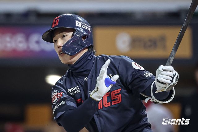 롯데 자이언츠 내야수 전민재가 전년도 연봉에서 46.7% 인상된 1억 1000만 원에 2026시즌 연봉 계약을 마쳤다. 2018년 프로 데뷔 후 처음으로 억대 연봉자 반열에 오르게 됐다. 사진 롯데 자이언츠