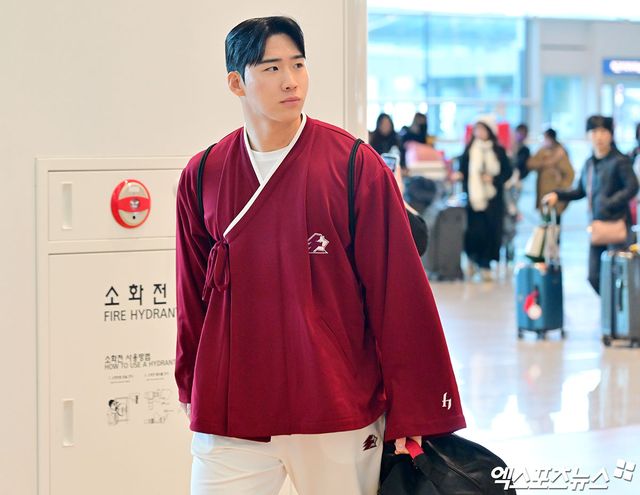 키움 히어로즈 외야수 이주형이 22일 인천국제공항 제2터미널을 통해 소속팀 스프링캠프가 진행되는 대만으로 출국했다. 사진 김한준 기자