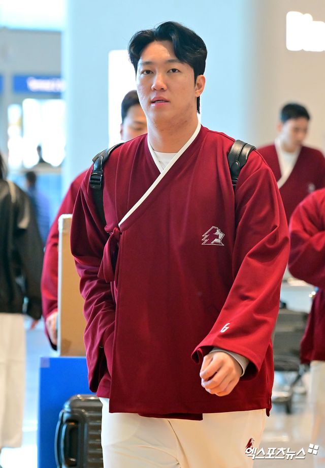 수술 후 재활 중인 키움 히어로즈 에이스 안우진이 22일 인천국제공항을 통해 대만으로 출국했다. 사진 김한준 기자