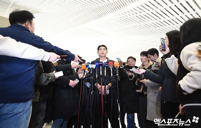 미국 프로야구 메이저리그(MLB) 샌프란시스코 자이언츠 이정후가 21일 오후 인천국제공항을 통해 미국으로 출국했다. 이정후가 출국장에서 취재진과 인터뷰를 나누고 있다. 인천공항, 박지영 기자