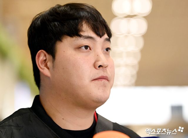 KIA 타이거즈가 23일 오후 일본 아마미오시마에서 진행되는 스프링캠프를 위해 김포국제공항을 통해 일본으로 출국했다. 조상우가 출국 전 인터뷰를 하고 있다. 김포공항, 고아라 기자