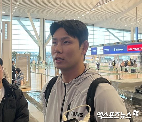 22일 인천국제공항을 통해 1차 스프링캠프 미국행 비행기에 오른 LG 트윈스 홍창기가 출국 전 취재진과 인터뷰에 응하고 있다. 인천공항, 김유민 기자