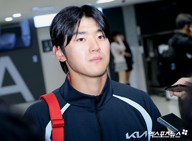 KIA 타이거즈가 23일 오후 일본 아마미오시마에서 진행되는 스프링캠프를 위해 김포국제공항을 통해 일본으로 출국했다. 김도영이 출국 전 인터뷰를 하고 있다. 김포공항, 고아라 기자