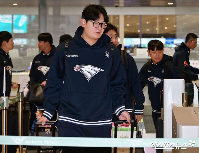 2026시즌 스프링캠프 훈련에 나서는 한화 이글스 선수단이 23일 오전 인천국제공항을 통해 호주 멜버른으로 출국했다. 출국장으로 향하는 한화 김서현. 인천공항, 김한준 기자