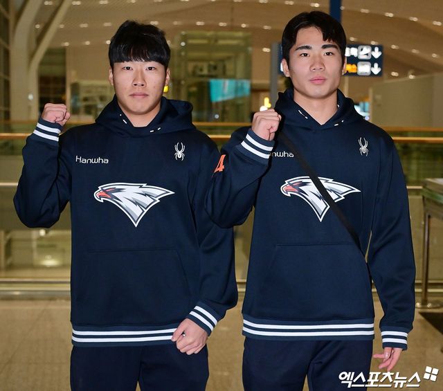 2026시즌 스프링캠프 훈련에 나서는 한화 이글스 선수단이 23일 오전 인천국제공항을 통해 호주 멜버른으로 출국했다. 출국 전 포즈취하는 한화 최유빈 오재원. 인천공항, 김한준 기자