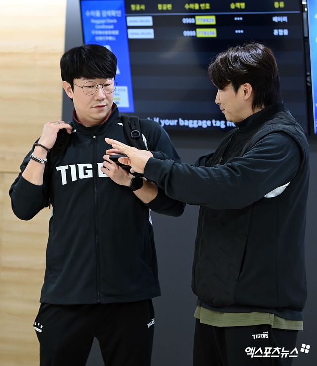 KIA 타이거즈가 23일 오후 일본 아마미오시마에서 진행되는 스프링캠프를 위해 김포국제공항을 통해 일본으로 출국했다. 양현종, 나성범이 출국 준비를 하고 있다. 김포공항, 고아라 기자