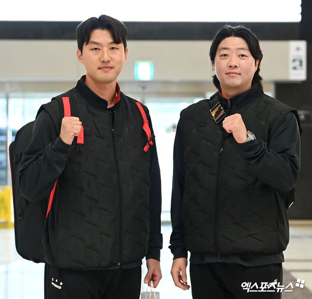 KIA 타이거즈가 23일 오후 일본 아마미오시마에서 진행되는 스프링캠프를 위해 김포국제공항을 통해 일본으로 출국했다. 홍건희, 김범수가 출국장으로 향하고 있다. 김포공항, 고아라 기자