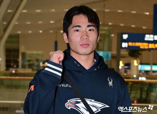 2026시즌 스프링캠프 훈련에 나서는 한화 이글스 선수단이 23일 오전 인천국제공항을 통해 호주 멜버른으로 출국했다. 출국 전 포즈취하는 한화 오재원. 인천공항, 김한준 기자