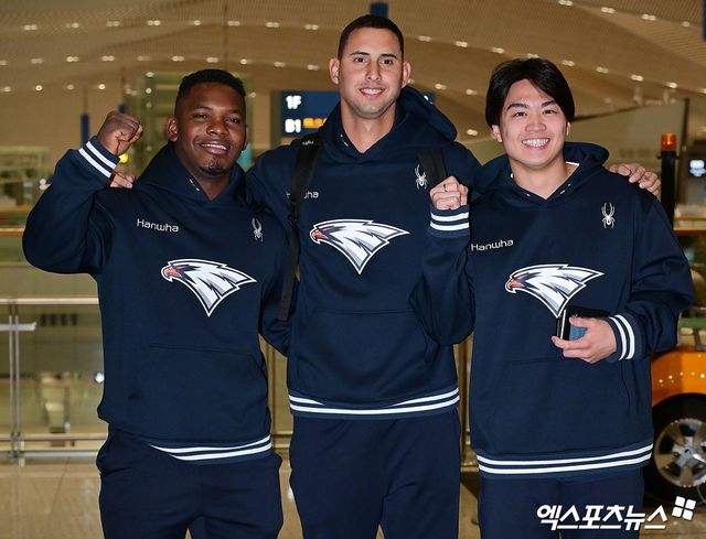 2026시즌 스프링캠프 훈련에 나서는 한화 이글스 선수단이 23일 오전 인천국제공항을 통해 호주 멜버른으로 출국했다. 출국 전 포즈취하는 한화 페라자, 에르난데스, 왕옌청. 인천공항, 김한준 기자