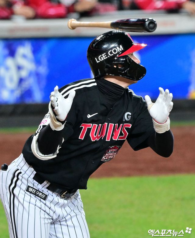 LG 트윈스 홍창기는 지난해 아쉬운 시즌을 보냈다. 5월 중순 경기 도중 팀 동료 김민수와 충돌해 왼쪽 무릎 내측 측부인대 파열 진단을 받았다. 9월이 돼서야 팀에 복귀했지만, 51경기 타율 0.287(174타수 50안타) 1홈런 16타점 OPS 0.727의 아쉬운 성적으로 2025 정규시즌을 마무리했다. 엑스포츠뉴스 DB