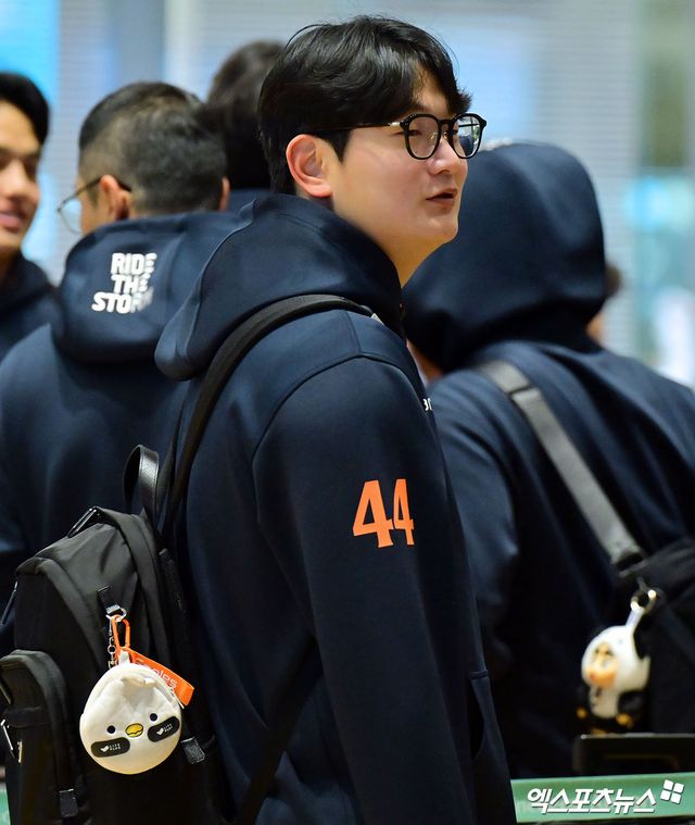 2026시즌 스프링캠프 훈련에 나서는 한화 이글스 선수단이 23일 오전 인천국제공항을 통해 호주 멜버른으로 출국했다. 출국장으로 향하는 한화 김서현. 인천공항, 김한준 기자