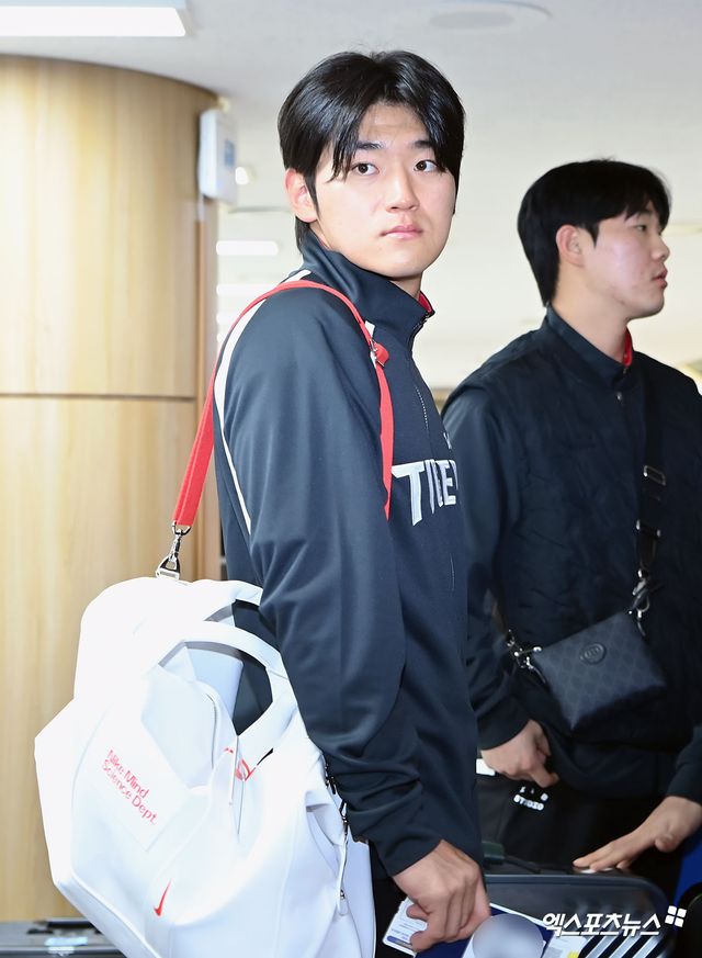 KIA 타이거즈가 23일 오후 일본 아마미오시마에서 진행되는 스프링캠프를 위해 김포국제공항을 통해 일본으로 출국했다. 김도영이 출국 준비를 하고 있다. 김포공항, 고아라 기자