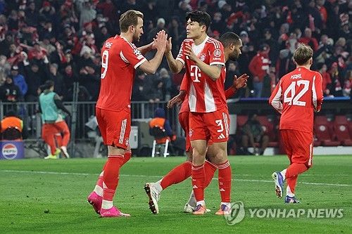 김민재(바이에른 뮌헨)는 지난 22일 독일 바이에른주 뮌헨에 위치한 알리안츠 아레나에서 열린 위니옹 생질루아즈(위니옹SG)와의 2025-2026 유럽축구연맹(UEFA) 챔피언스리그 리그페이즈 7차전에서 후반 18분 경고 누적으로 당해 퇴장을 당했다. 경기 후 독일 레전드 미드필더 미하엘 발락은 김민재가 받은 두 번째 경고는 당연한 결과이며 김민재의 반칙 장면을 두고 어리석었다고 비판했다. 연합뉴스