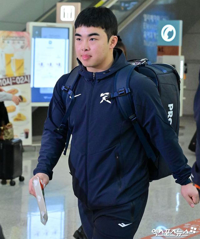 2026시즌 스프링캠프 훈련에 나서는 한화 이글스 선수단이 23일 오전 인천국제공항을 통해 호주 멜버른으로 출국했다. 출국장으로 향하는 한화 문현빈. 인천공항, 김한준 기자