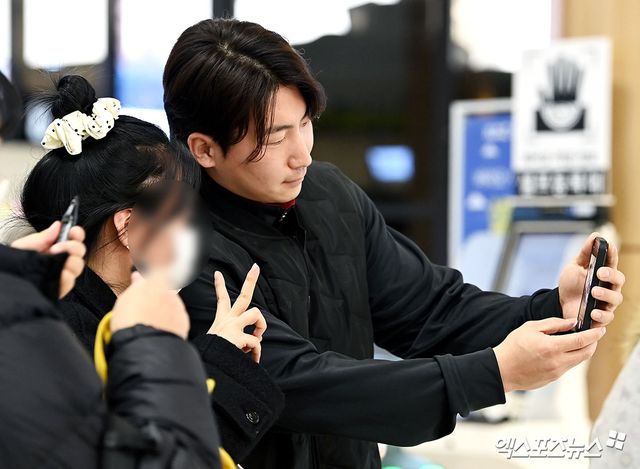 KIA 타이거즈가 23일 오후 일본 아마미오시마에서 진행되는 스프링캠프를 위해 김포국제공항을 통해 일본으로 출국했다. 나성범이 출국장으로 향하고 있다. 김포공항, 고아라 기자