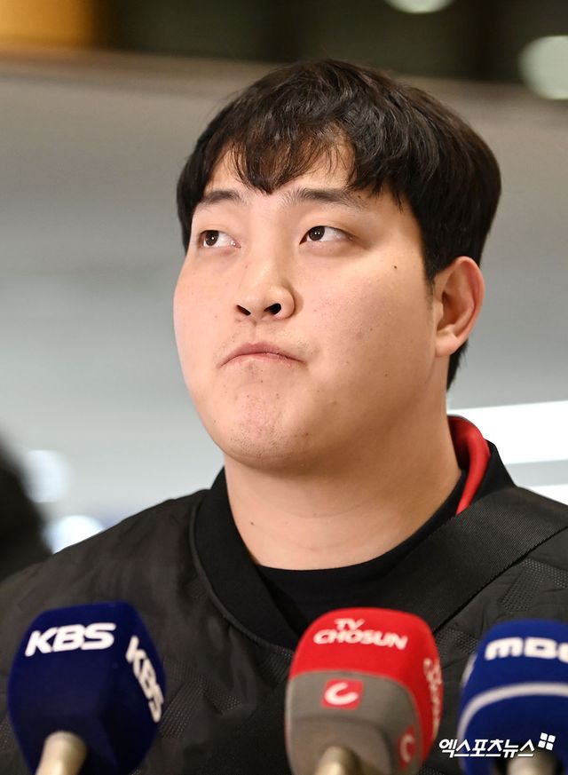 KIA 타이거즈가 23일 오후 일본 아마미오시마에서 진행되는 스프링캠프를 위해 김포국제공항을 통해 일본으로 출국했다. 조상우가 출국 전 인터뷰를 하고 있다. 김포공항, 고아라 기자