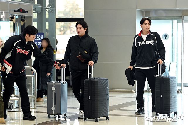 KIA 타이거즈가 23일 오후 일본 아마미오시마에서 진행되는 스프링캠프를 위해 김포국제공항을 통해 일본으로 출국했다. 김범수, 이태양이 출국장으로 향하고 있다. 김포공항, 고아라 기자
